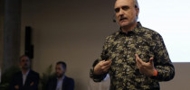 Salvador Molina, presidente de Foro Ecofin, hablando sobre la revolución de los chatbots. Fotografía: Daniel Gómez Pérez.